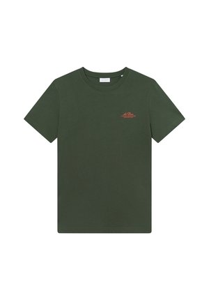 Mørkegrønn bomull T-skjorte med rund hals og korte ermer. Har en liten rød logo på brystet og en glatt tekstur.