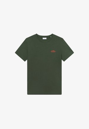 Mørkegrønn bomull T-skjorte med rund hals og korte ermer. Har en liten rød logo på brystet og en glatt tekstur.