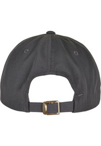 Must must kottcap, mille on kõver äär, reguleeritav metallist pannal ja pehme kangast tekstuur, millel on ühesuunaline ventilatsiooniauk peal.
