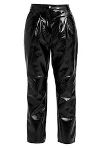 Černé kalhoty s vysokým pasem z lesklého materiálu. Mají záhyby a opotřebované části, rovný střih a zapínání na knoflíky.