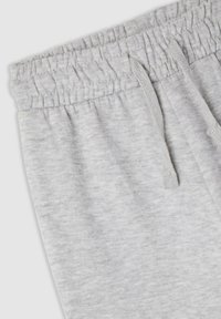 Pantaloni sportivi grigi con una vita elastica e un cordino, texture morbida e motivo mélange. Nessun altro dettaglio o tasche visibili.