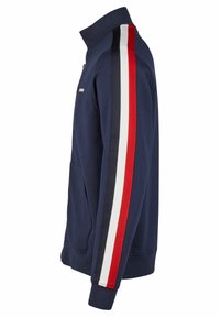 Marineblaues Zip-Hoodie mit hohem Kragen, besticht durch auffällige vertikale Streifen in Rot, Weiß und Schwarz entlang der Ärmel, weiche Textur, vorne Taschen.