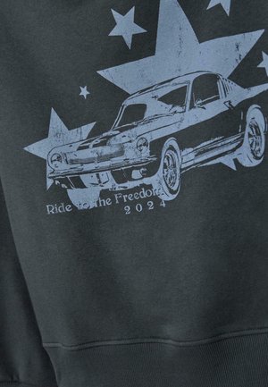 Dunkelgraues Sweatshirt mit einem blauen Grafikdesign eines Oldtimers und Sternen, unter dem der Text "Ride for the Freedom 2024" aufgedruckt ist.