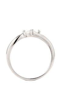 Bague en argent avec une finition lisse et polie, dotée d'un sertissage rond pour une pierre précieuse, affichant quatre griffes et un fin anneau.