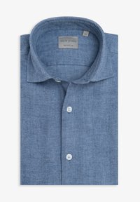 Złożona niebieska koszula z długim rękawem, z białymi guzikami i kołnierzykiem typu spread, oznaczona etykietą "Dan John Regular", rozmiar 39.