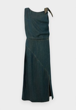 Denimkjole i mørkeblå med ærmeløs design, asymmetrisk kant og knyttet skulderdetalj. Har innsnevret midje og sideslitt.
