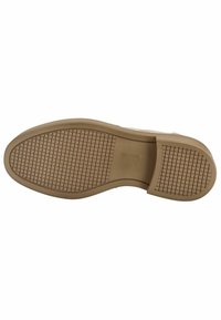 Suela de zapato hecha de goma, con un patrón texturizado para mayor agarre. El color es marrón claro con un talón redondeado y ligeramente elevado.