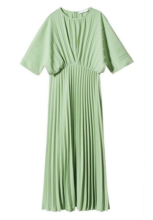 Robe midi plissée vert clair avec manches courtes larges, taille cintrée et encolure ronde, présentée sur un fond blanc.