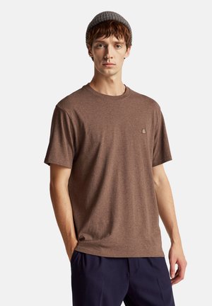 T-shirt a maniche corte marrone realizzato in tessuto misto cotone, con scollatura a girocollo e un piccolo logo ricamato sul lato sinistro.