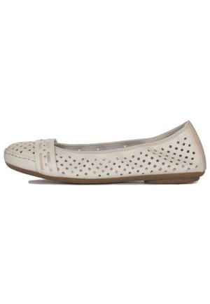 Beżowe baletki z perforowanej skóry, z okrągłym noskiem i ozdobnym paskiem. Teksturowana podeszwa zapewniająca przyczepność i wygodę.