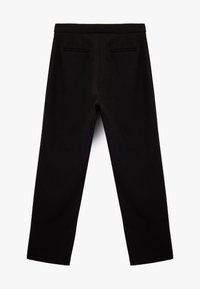 Pantalones negros con una textura suave, que presentan un frente plano, dos bolsillos traseros y un diseño de pierna recta.