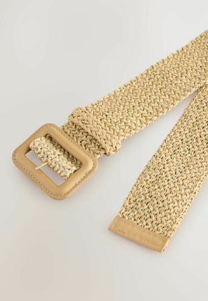 Ceinture tissée en paille beige avec une boucle métallique carré. Présente une texture et des accents en cuir au niveau de la boucle et des extrémités.