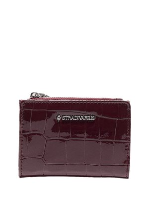 Piccolo portafoglio bordeaux scuro con trama effetto coccodrillo e cerniera in alto, con logo Stradivarius in argento.
