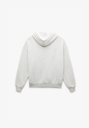 Hellgrauer Kapuzenpullover mit langen Ärmeln und gerippten Bündchen, von hinten auf einem weißen Hintergrund gezeigt.