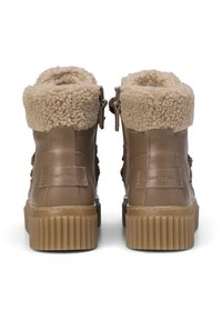 Brązowe skórzane botki za kostkę z beżowym, teksturowanym mankietem ze sztucznego baranka, masywną gumową podeszwą i zamkiem błyskawicznym po zewnętrznej stronie.