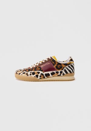 Sneaker colorato con una combinazione di trame a stampa leopardo e zebra, dettagli in pelle marrone, suola beige e lacci crema.