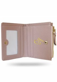 Ljusrosa plånbok i strukturerat material med ett klart ID-fack, kortfack, gulddetaljer och ett fack med dragkedja.