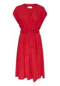 Robe enveloppante rouge en tissu léger, avec des manches courtes, une taille nouée, et une jupe évasée avec une fente à l'avant et des poches latérales.