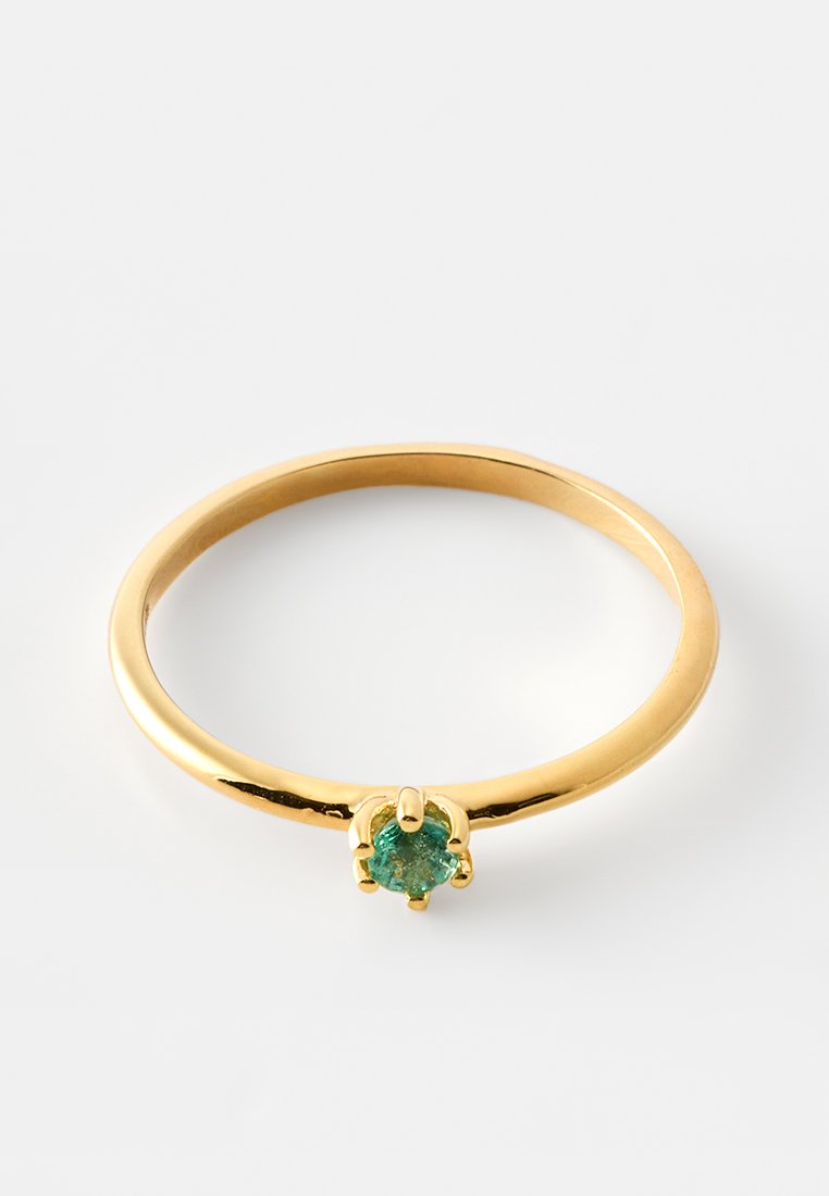 Goldring mit einem glatten, polierten Band, mit einem runden, grünen Stein, der in einer goldenen Krappenfassung in der Mitte sitzt.