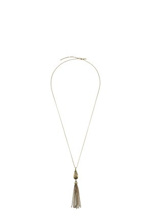 Gouden halsketting met een ketting, met een decoratieve hanger en een franjerand. Hanger heeft een gelaagd, getextureerd ontwerp.