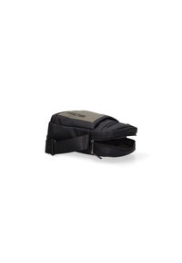 Borsa a tracolla nera in nylon con una texture morbida, dotata di chiusura con zip, tracolla regolabile e un design rettangolare elegante.