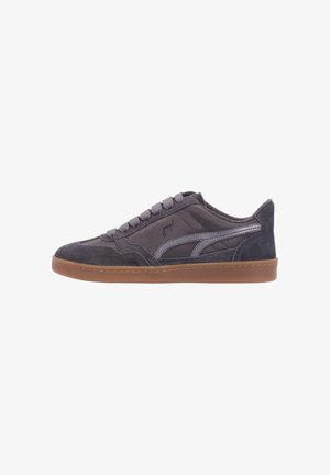 Zapatilla deportiva de ante y tela gris oscuro con suela marrón, franja lateral texturizada y cierre de cordones, mostrada de perfil.