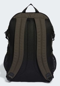 Zaino verde scuro con spallacci imbottiti e regolabili; schienale in rete testurizzata; ampio scomparto principale; tasche laterali in rete; maniglia superiore per un facile trasporto.