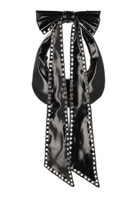 Černá kabelka z lakované kůže s velkou mašlí nahoře a dvěma dlouhými pásky připomínajícími stuhy. Okraje a otvory lemují stříbrné cvoky.