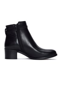 Bottine en cuir noir à talon bas carré, avec fermeture éclair latérale et sangle décorative près du haut.