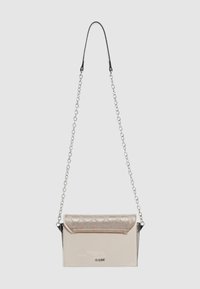 Borsa a pochette in metallo dorato con finitura liscia e patinata, caratterizzata da una patta decorata, tracolla in catena e forma rettangolare elegante.