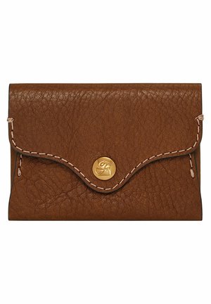 Portefeuille en cuir marron avec une surface texturée, fermeture à rabat incurvé et ornement à pression doré. Comprend des détails de coutures contrastants.