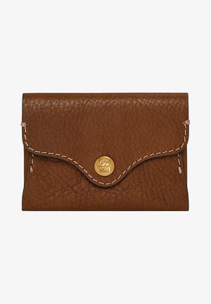Portafoglio in pelle marrone con superficie testurizzata, chiusura a soffietto curva e decorazione con bottone a pressione color oro. Presenta dettagli di cucitura a contrasto.
