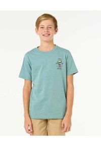 Camiseta de algodón de color azul claro con mangas cortas, escote redondo y un gráfico de logo en el lado izquierdo del pecho que presenta una ola y colores.