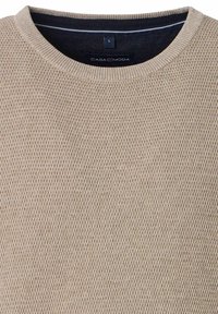 Beige stickad tröja med ett strukturerat mönster, rund halsringning och etikett "CASA MODA" synlig inuti. Har en mörkblå accent vid halsen.