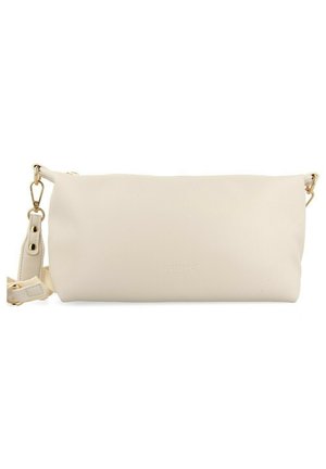 Bolso de mano sintético beige con una textura suave, forma rectangular, detalles en dorado y una correa de hombro desmontable.