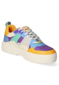 Baskets épaisses avec des panneaux violets, jaunes, bleus, sarcelle et crème, lacets blancs, semelle épaisse crème cassé, col rembourré avec languette de tirage.