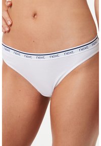 Białe bawełniane bikini z granatowym paskiem w poziome paski z powtarzającym się logo "next". Gładka tekstura, standardowy krój i kształt.