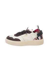 Sneakers con tomaia in materiali misti in pelle bianca e suede marrone, caratterizzati da un motivo mimetico colorato, dettagli neri e una suola spessa di colore crema.