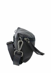 Zwarte leren schoudertas met een ritssluiting, top stikselaccenten, metalen hardware en een verstelbare schouderband. Compact, rechthoekig ontwerp.