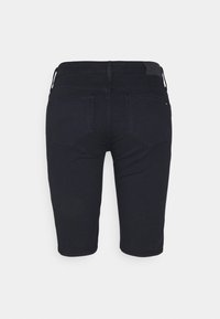 Shorts en denim foncé longueur genou avec une coupe ajustée, dotés de deux poches arrière et d'une texture lisse.