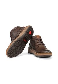 Botas de tobillo de cuero marrón con punta redondeada, superficie texturizada y suela de goma marrón contrastante. Presenta un diseño de cordones y acentos de logotipo.