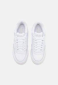 Witte leren sneakers met veters, subtiele branding en een gevoerde kraag. Gladde textuur met een ronde neus en een minimalistisch ontwerp.