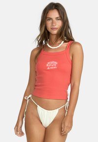 Top sin mangas de color coral con costillas y logo blanco de Billabong, con tirantes anchos y un diseño ajustado. Combinado con braguitas de bikini blancas con cordón.