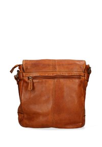 Borsa in pelle marrone con una texture morbida, chiusura con zip e tasca frontale. Il design presenta cuciture a contrasto e chiusura a pattina.