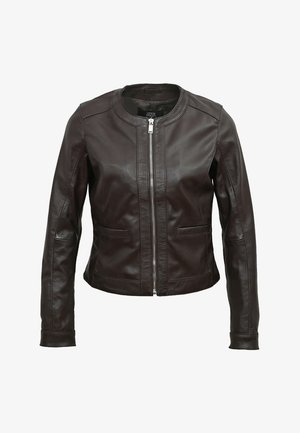 Chaqueta de cuero marrón oscuro con cremallera frontal, cuello redondo, mangas largas y dos bolsillos laterales, mostrada sobre un fondo blanco.