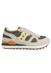Zapatillas de deporte con cordones que combinan ante gris y malla verde oliva, acentuadas con detalles en amarillo y naranja, y una suela blanca gruesa.