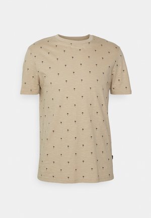 Camiseta de manga curta bege feita de tecido suave, apresentando pequenos estampados de palmeiras pretas uniformemente distribuídos pela superfície. Gola redonda.