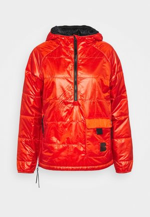 Leuchtend rote gesteppte Kapuzenjacke mit schwarzem Halbreißverschluss, seitlichen Taschen und aufgesetzter frontaler Tasche mit Klappe sowie schwarzem Logodetail.