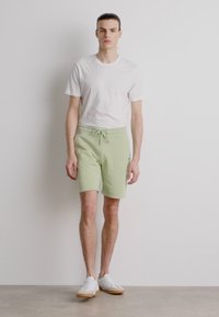 GANT REG SHIELD  - Pantalon de survêtement - milky matcha