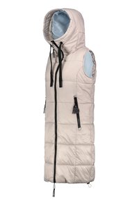 Długi bezrękawnik w jasnym beżowym kolorze, wypełniony, z zamkiem z przodu, kapturem z czarnymi sznurkami i zapinanymi na zamek kieszeniami bocznymi, izolowany na białym tle.